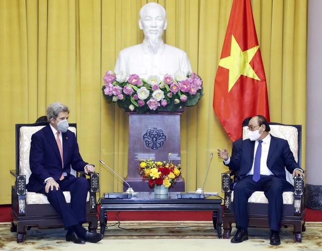 Chủ tịch nước Nguyễn Xuân Phúc tiếp Đặc phái viên của Tổng thống Mỹ John Kerry - Ảnh: VGP