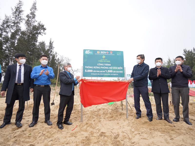 Đại diện các đơn vị khánh thành công trình trồng 6.500 cây xanh phòng hộ ven biển tại xã Quỳnh Liên, thị xã Hoàng Mai, Nghệ An.