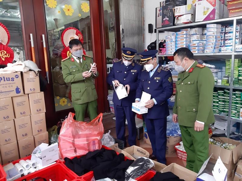 Cục QLTT Lạng Sơn phối hợp với phòng Cảnh sát Môi trường tiến hành kiểm tra thu giữ 260 bộ kit test nhanh Covid-19 sản xuất ngoài Việt Nam nhập lậu.