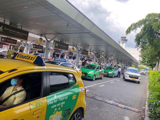 Tình trạng xe taxi dù chèo kéo, loạn giá tại sân bay Tân Sơn Nhất khiến nhiều hành khách bức xúc.