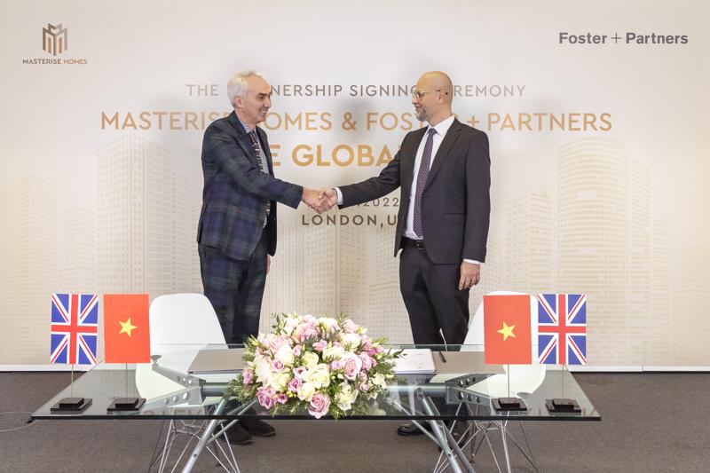 Mr. Youssef Akila, Head of Design, Masterise Homes and Mr. Gerard Evenden, Senior Executive Partner, Head of Studio, Foster + Partners in the strategic partnership signing ceremony to develop the new downtown in HCMC.