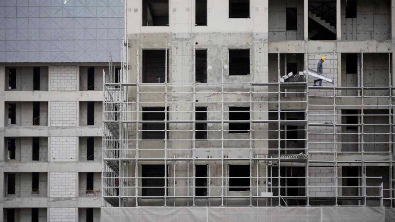 Ngập trong nợ, doanh nghiệp địa ốc Trung Quốc đang phải vật lộn bán nhà trong bối cảnh nhu cầu suy yếu do các biện pháp siết quản lý của Chính phủ - Ảnh: Reuters
