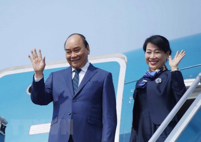 Chủ tịch nước Nguyễn Xuân Phúc và Phu nhân lên đường thăm cấp Nhà nước tới Singapore - Ảnh: VGP