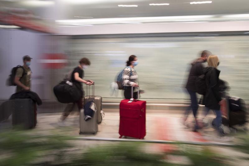 Hành khách tại sảnh đến tại nhà ga quốc tế của Sân bay Sydney ở Sydney, Australia - Ảnh: Bloomberg