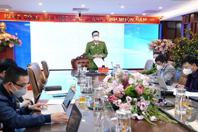Thiếu tá Hoàng Văn Dũng (người đứng) chủ trì họp báo thông tin tài khoản định danh điện tử và 5 lợi ích.