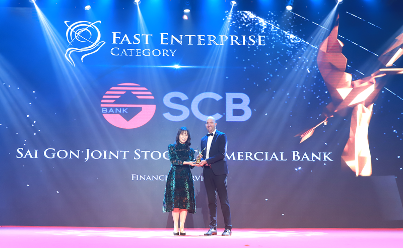 Bà Đặng Thị Bảo Châu - Quyền Giám đốc Khối Doanh nghiệp, đại diện SCB nhận giải thưởng Asia Pacific Enterprise Awards 2021 vinh danh ở hạng mục “Fast Enterprise Award”(Doanh nghiệp tăng trưởng nhanh).