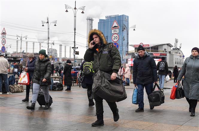 Người dân mang theo hành lý di chuyển gần nhà ga ở thủ đô Kiev, Ukraine ngày 24/2 - Ảnh: AFP/TTXVN