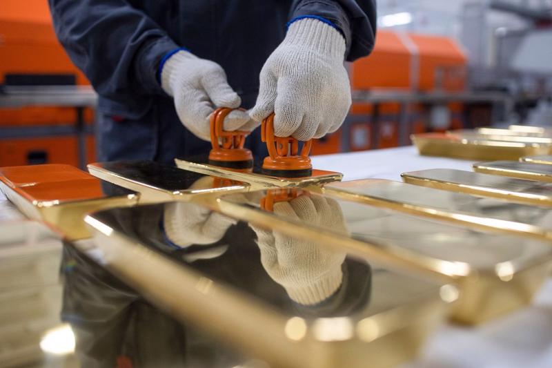 Những thỏi vàng nặng 12 kg tại một nhà máy ở Kasimov - Ảnh: Bloomberg.