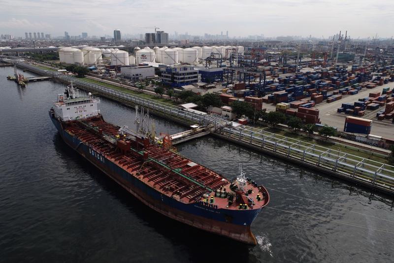Một tàu chở dầu neo đậu tại cảng ở Jakarta, Indonesia - Ảnh: Bloomberg/WSJ.