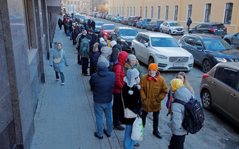 Người Nga xếp hàng trước một ngân hàng để rút tiền ở St. Petersburg ngày 27/2 - Ảnh: Reuters.