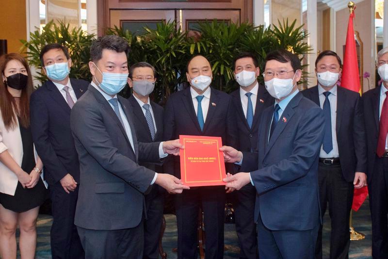 State President Nguyen Xuan Phuc (C) and representatives from the two sides at the signing ceremony on February 26. Source: VnEconomy