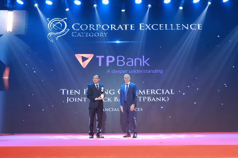 Ông Khúc Văn Họa - Phó Tổng giám đốc TPBank (bên trái) tại Lễ vinh danh.