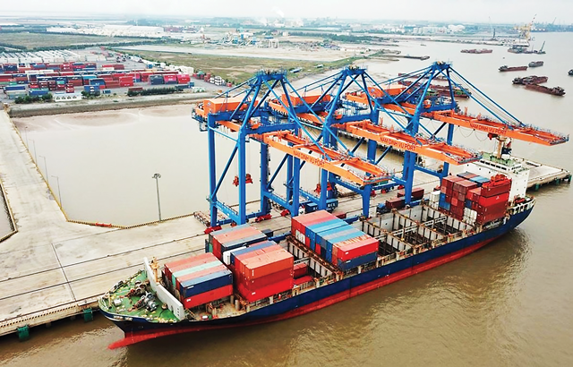 Khối lượng hàng hóa thông qua cảng biển Việt vẫn tiếp đà tăng nhưng thị phần vận tải do đội tàu biển Việt Nam đảm nhận ngày càng tụt dốc.