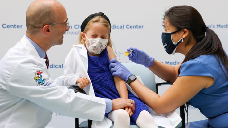 Nora Gossett, 7 tuổi, được tiêm vaccine Pfizer-BioNTech tại Trung tâm Y tế Trẻ em Cohen, New York sau khi vaccine này được phê duyệt cho trẻ từ 5-11 tuổi - Ảnh: Gett Images