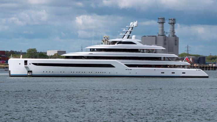 Siêu du thuyền Dilbar 15.917 tấn, thuộc sở hữu của tỷ phú Nga Alisher Usmanov khởi hành từ cảng Southampton - Ảnh: Getty Images