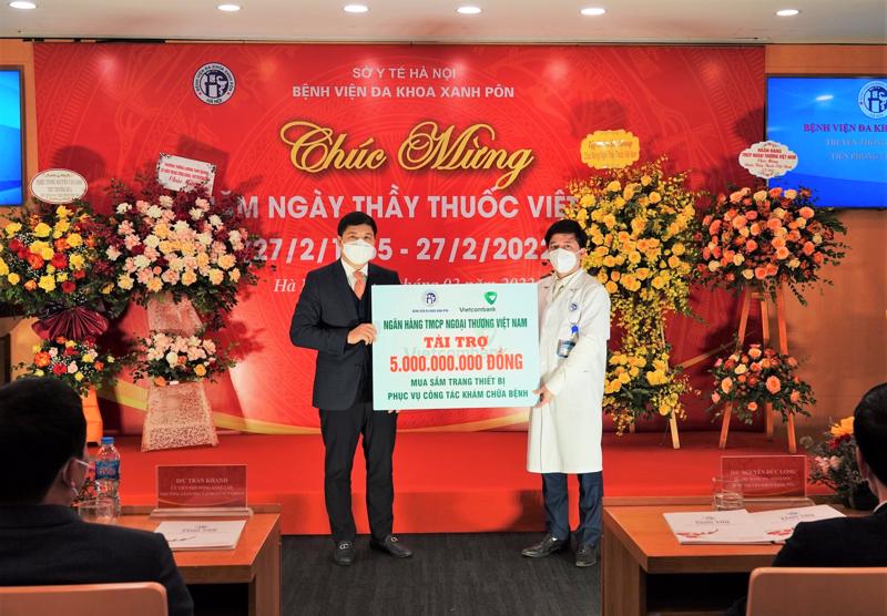 Ông Hồng Quang - Thành viên HĐQT, Chủ tịch Công đoàn đại diện Vietcombank (bên trái) trao tặng 5 tỷ đồng mua sắm trang thiết bị phục vụ công tác khám chữa bệnh cho Bệnh viện Đa khoa Xanh Pôn.
