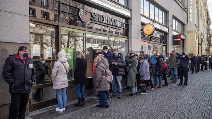 Người dân xếp hàng dài bên ngoài một chi nhánh của ngân hàng Nga Sberbank ở Prague, Cộng hoà Séc để rút tiền hôm 25/2, trước khi Sberbank cùng ngày tuyên bố đóng cửa tất cả các chi nhánh ở Séc - Ảnh: Getty/CNBC.