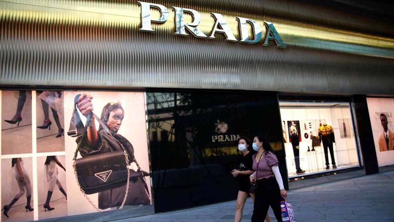 Một cửa hàng thời trang Prada tại Bắc Kinh, Trung Quốc - Ảnh: Reuters