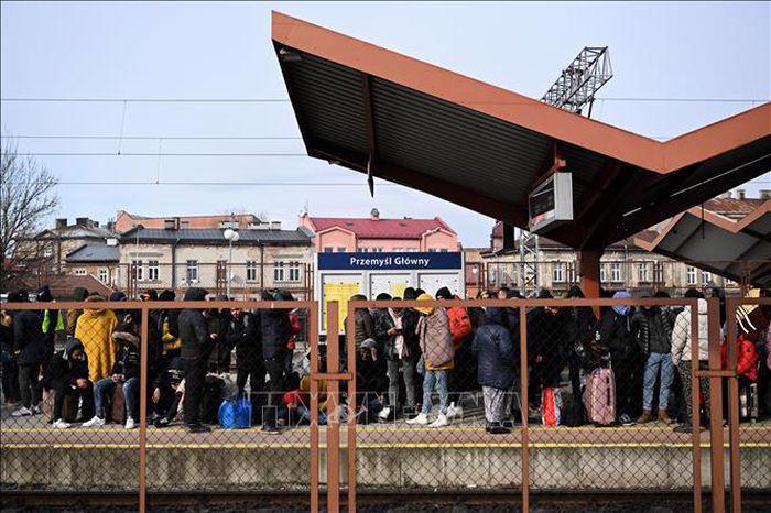 Người tị nạn Ukraine tới ga tàu hỏa - Ảnh: sưu tầm