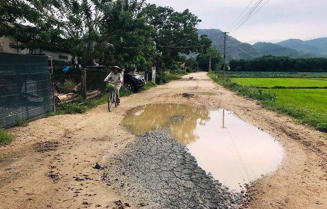 Mượn 7 tuyến đường dân sinh quên trả khi làm dự án cao tốc Đà Nẵng - Quảng Ngãi khiến người dân bức xúc nhiều năm.