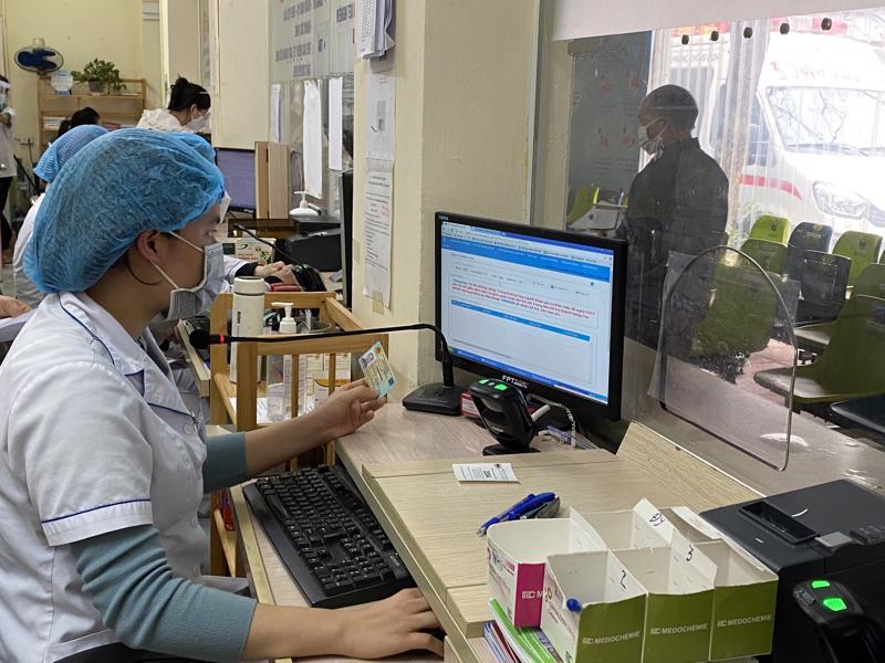 Cơ sở khám chữa bệnh bắt đầu triển khai thí điểm sử dụng thẻ căn cước công dân gắn chip để khám chữa bệnh. Ảnh - BHXH Việt Nam. KCB