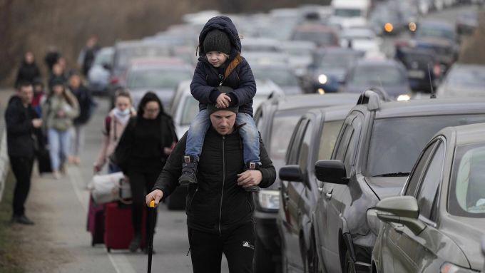 Người tị nạn và ôtô xếp hàng tại biên giới Moldova ngày 26/2, gần vùng Mayaky - Udobne của Ukraine. Ảnh: AP
