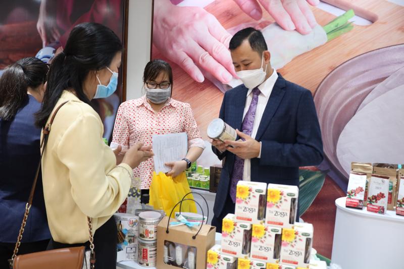 Nông sản Việt chế biến được trưng bày và giới thiệu tại chương trình kết nối vào siêu thị Lotte Mart.