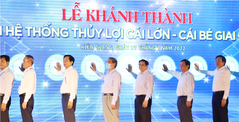 Thủ tướng Phạm Minh Chính nhấn nút khánh thành Hệ thống thủy lợi Cái Lớn - Cái Bé.