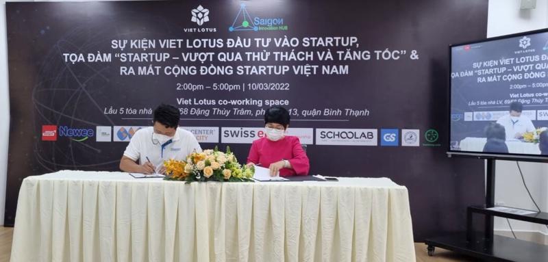 Đại diện Viet Lotus và Newee ký kết hợp tác.