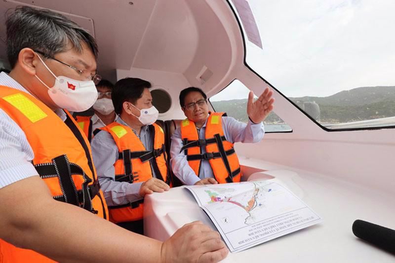 Prime Minister Pham Minh Chinh (first from right) and a delegation visiting the Van Phong Economic Zone. Source: VGP