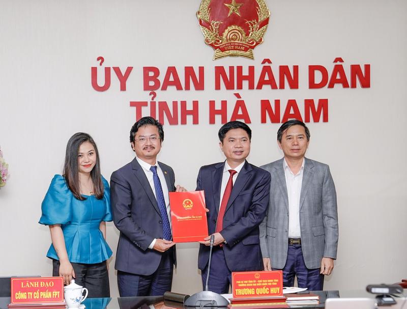Trao giấy chứng nhận cho Dự án đầu tư xây dựng cơ sở giáo dục và đào tạo tại Khu đại học Nam Cao, tỉnh Hà Nam
