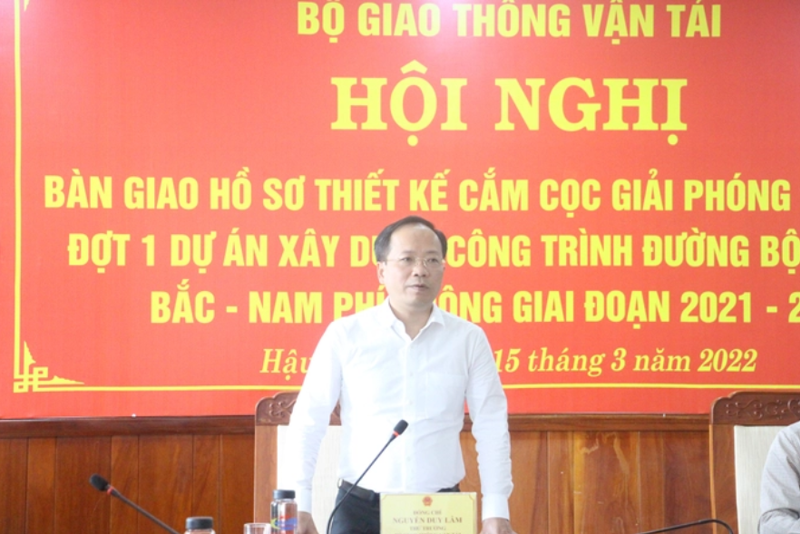 Thứ trưởng Nguyễn Duy Lâm phát biểu tại hội nghị bàn giao hồ sơ cắm mốc giải phóng mặt bằng cao tốc Bắc - Nam đoạn Cần Thơ - Cà Mau đợt 1 dài 36,5 km.