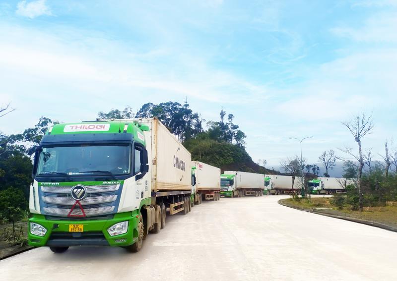 Xe THILOGI vận chuyển trái cây từ Attapeu (Lào) về tập kết chờ thông quan tại cửa khẩu quốc tế Dak Taook - Nam Giang.