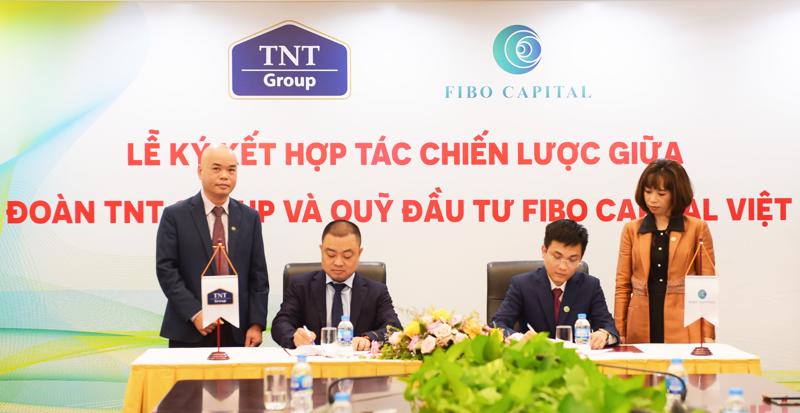 Ông Võ Bình Nguyên - Chủ tịch Fibo Capital Việt Nam cùng ông Nguyễn Gia Long - Chủ tịch Hội đồng Quản trị Công ty Cổ phần Tập đoàn TNT ký kết biên bản hợp tác.