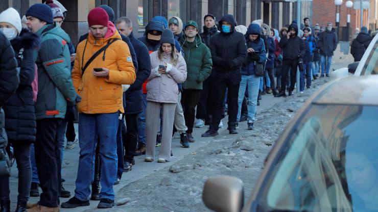 Người dân xếp hàng để rút tiền tại một cây ATM ở St. Petersburg hôm 27/2 - Ảnh: Reuters.