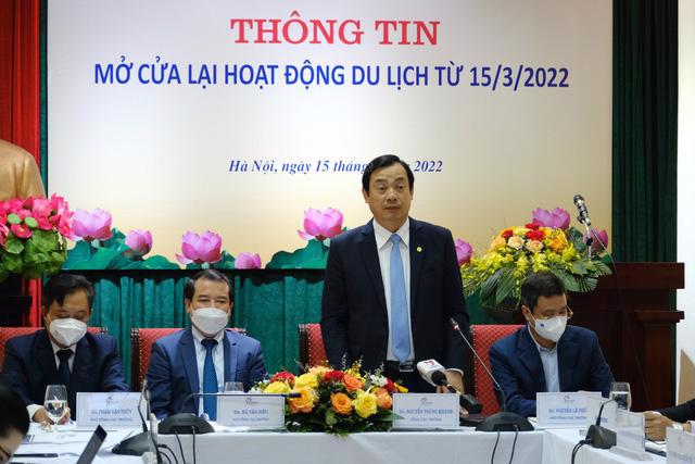 Mr. Nguyen Trung Khanh, Chairman of the Vietnam National Administration of Tourism (VNAT), addresses the press conference.