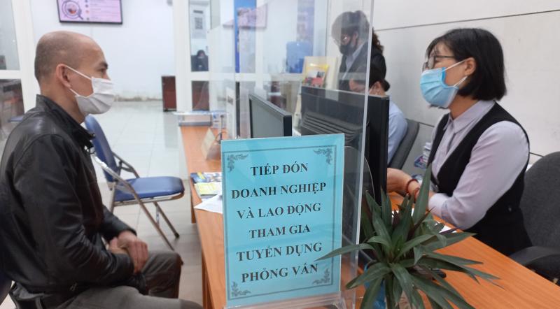 Người lao động đăng ký phỏng vấn việc làm tại Trung tâm Dịch vụ việc làm Hà Nội. Ảnh - Nhật Dương. 