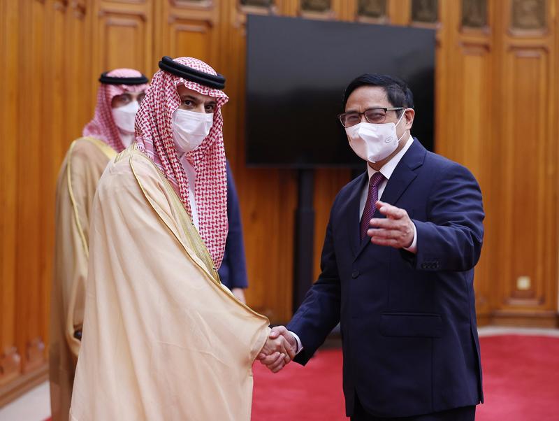 Thủ tướng Chính phủ Phạm Minh Chính và Bộ trưởng Saudi Arabia Hoàng thân Faisal Bin Farhan Al Saudi - Ảnh: VGP