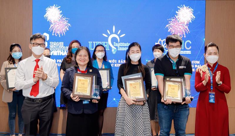 Ông Nguyễn Việt Dũng (Giám đốc Sở Khoa học và Công nghệ TP.HCM) và bà Ngô Thị Hoàng Các (Phó Giám đốc Sở Nội vụ TP.HCM, Trưởng ban thi đua khen thưởng) trao Giải thưởng I-Star 2021. 
