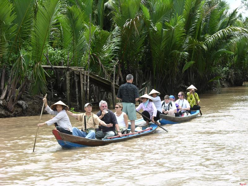 Du lịch sông nước hữu tình, một trong các tour du lịch đặc thù ở đồng bằng sông Cửu Long rất thu hút du khách.