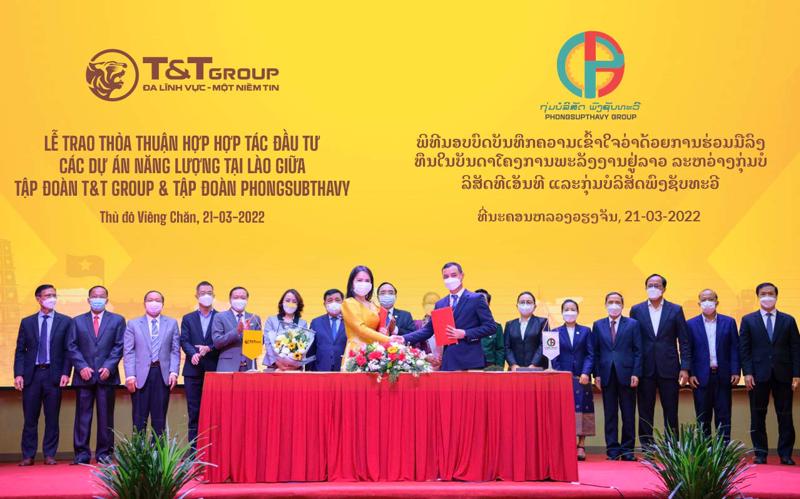 Bà Nguyễn Thị Thanh Bình, Phó Tổng giám đốc Tập đoàn T&T Group và ông Somlath Mekakath, Giám đốc điều hành Tập đoàn Phongsubthavy trao Biên bản ghi nhớ hợp tác phát triển các dự án năng lượng tái tạo tại Lào.