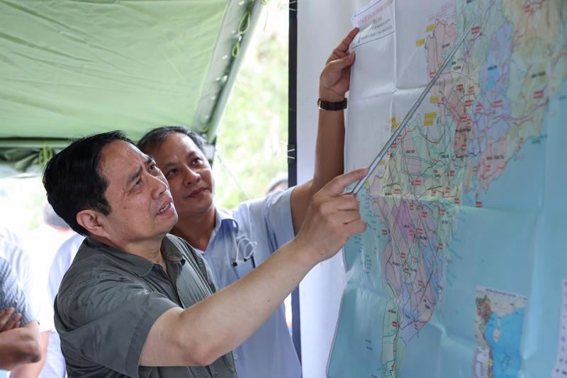 The Prime Minister (left) during his working visit to Binh Phuoc province on March 20. Source: VGP