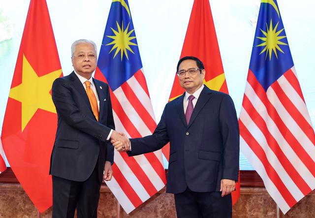 Prime Minister Pham Minh Chinh (R) and Malaysian Prime Minister Dato’ Sri Ismail Sabri bin Yaakob (Photo: VGP)