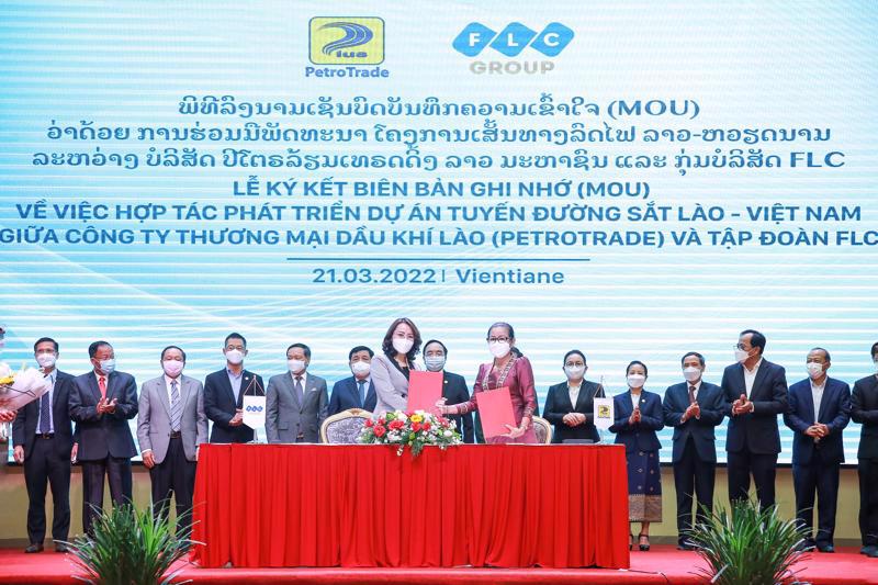 The signing ceremony within the framework of the Vietnam-Laos business seminar in Vientiane (Laos) on March 21. Source: VnEconomy