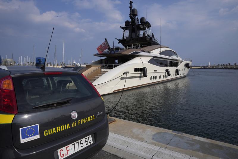 Xe của Cảnh sát Tài chính Italy đỗ trước du thuyền "Lady M" của tỷ phú Nga Alexei Mordashov, cập cảng Imperia, Ý, ngày 5/3/2022 - Ảnh: AP