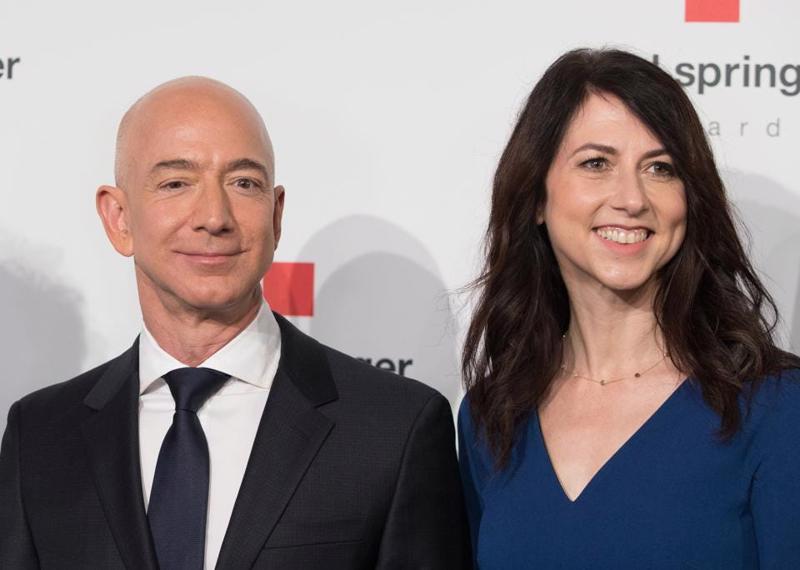 Bà MacKenzie Scott và chồng cũ Jeff Bezos thời chưa ly hôn - Ảnh: Getty Images