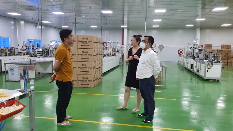 Ban lãnh đạo Công ty Gigatum Việt Nam tham quan nhà máy sản xuất khẩu trang N95-BV3T của Công ty Bảo Vương Thông 3T.