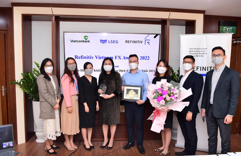 Đại diện Refinitiv trao Giải thưởng Refinitiv Vietnam FX Award cho đại diện Vietcombank - bà Hoàng Diễm Thùy - Trưởng phòng Kinh doanh vốn (thứ 5 từ phải sang) và bộ phận FX Vietcombank.