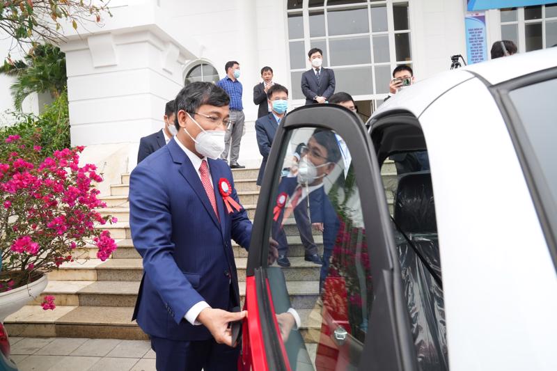 Thứ trưởng Thường trực Bộ Ngoại giao Nguyễn Minh Vũ trải nghiệm sản phẩm xe điện mini của Hàn Quốc