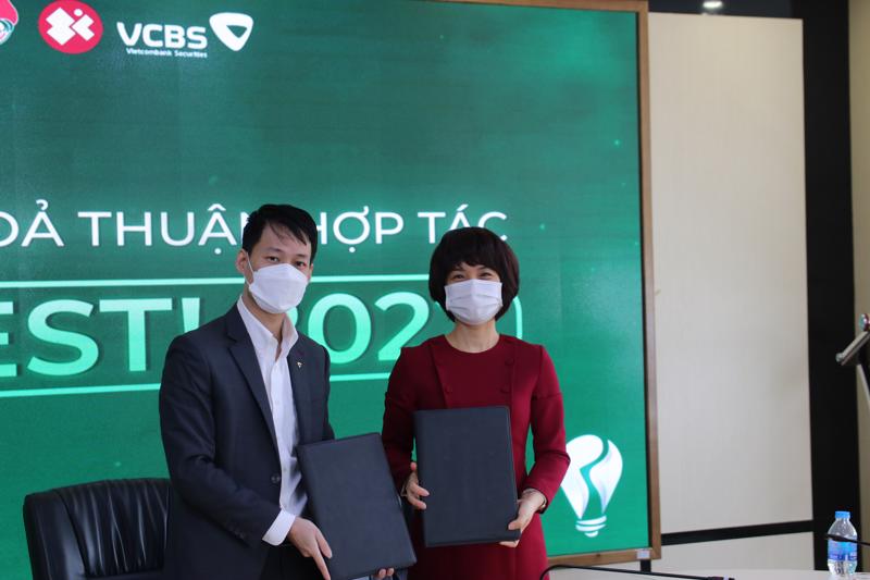 Ông Lê Mạnh Hùng (ảnh trái) - Tổng giám đốc VCBS và PGS.TS Phạm Thu Hương (ảnh phải) ký kết thỏa thuận tài trợ cuộc thi I-Invest! 2022.